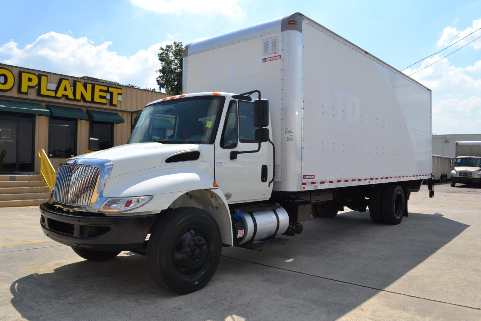 2018 WHITE /BLACK INTERNATIONAL 4300 with an CUMMINS ISB 6.7L 240HP engine, ALLISON 2100HS AUTOMATIC transmission, located at 9172 North Fwy, Houston, TX, 77037, (713) 910-6868, 29.887470, -95.411903 - 25,999LB GVWR NON CDL, MORGAN 26FT BOX, 13'6FT CLEARANCE, HEIGHT 103" X WIDTH 102", PALFINGER 3,000LB ALUMINUM LIFT GATE, DUAL 70 GALLON FUEL TANKS, EXHAUST BRAKE, POWER WINDOWS, LOCKS, & MIRRORS - Photo#0